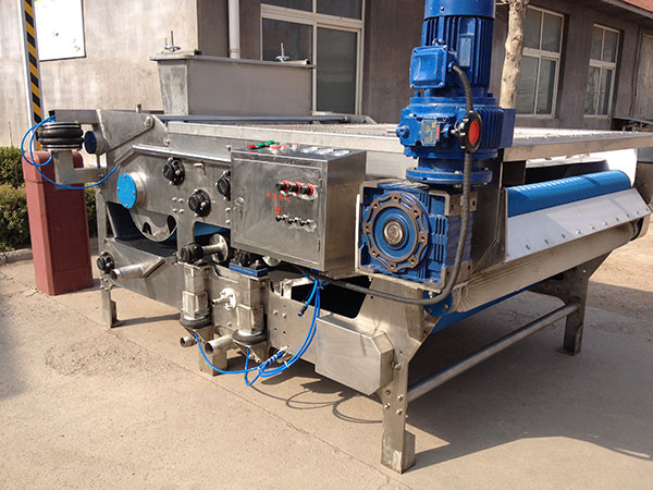 帶式果汁壓榨機(jī)安裝現(xiàn)場