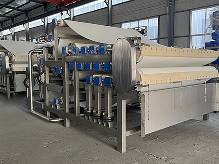 博宇環(huán)保-帶式果汁壓榨機.jpg 博宇環(huán)保-帶式果汁壓榨機.jpg